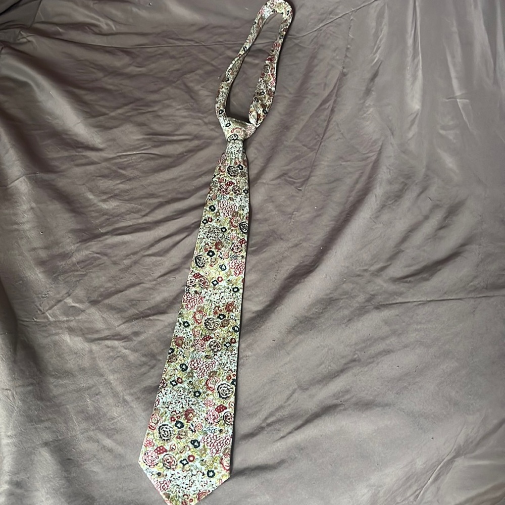 Oriental style flower tie